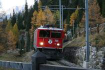 RhB-G�terzug mit Ge 6/6 II auf der Albula-Strecke kurz vor Preda unterwegs