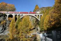RhB-Regianlzug mit Ge 4/4 II Richtung Scuol-Tarasp auf dem Val-Tuoi-Cluozza-Viadukt kurz vor Guarda