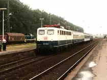 110 128-6 mit eine aus drei verschiedene Wagens bestehende RB 8855 Hagen-Duisburg auf Bahnhof Viersen am 26-08-1997. Bild und scan: Date Jan de Vries.