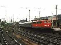 Heute drei Farbvariante der BR 110. Die 110 153-4 (Einfachlampen) mit RE 3 Rhein-Emscher-Express 10324 Hamm-M�nchengladbach auf Dortmund Hauptbahnhof am 14-7-2001. Bild und scan: Date Jan de Vries.