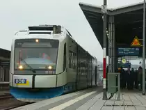 Am 19.11.2010 unternahm der Verband der Bauindustrie Bayern eine Sonderfahrt im modernen Integral der BOB nach Hof. Ziel war es, die mitreisenden hochrangigen Manager und Entscheidunstr�ger von der Notwendigkeit der Modernisierung der Schiene in Oberfranken zu �berzeugen. Der Zug bildete dabei einen guten Kontrast zu den  Gleisen von K�nig Ludwig  wie es in den Begleitunterlagen hiess. Die Abfahrtszeit von 12.05 war hoffentlich nicht symbolisch gemeint. Die �rtliche Presse fotografierte die Herren um 5 vor 12, vielleicht besteht doch noch Hoffnung f�r eine weitergehende Elektrifizierung, die H�llentalbahn und vmtl. am ersten f�r die Verbindung Selb-As. Das k�nnte ein Aufbruchssignal f�r moderneren �PNV etc in der Region sein. Bild zeigt den VT 111 abfahrbereit in Hof Hbf.