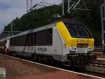 Zweisystemlok 3007 der CFL h�lt am Kopf eines IR-Zuges in Richtung Luxemburg im Bhf Trois-Ponts (August 2005). Hier betr�gt die elektrische Spannung 25 kV.