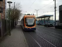 Eine neue RNV Stra�enbahn am 19.11.10 in der n�he des Heidelberger Hbf.