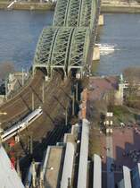 Ein ICE3 verl�sst den Bahnhof K�ln.