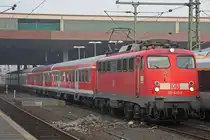 Die 110 425 mit 3L�wen Takt Sticker zieht am 16.11.10 ihren RE 4 nach Aachen aus dem D�sseldorfer Hbf