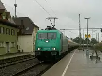 185 575-8 der HGK zieht am 17. August 2010 einen Gaskesselzug durch Kronach.