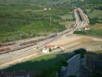 Rangiert�tigkeiten einer 2062 Doppeltraktion im Bahnhof Knin aufgenommen von der Burg