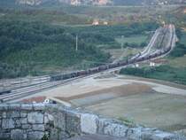 2 2062 bei der Einfahrt eines G�terzuges aus Split im Bhf Knin beobachtet von der Burg 