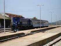 2062.051 im Bhf Sibenik vor einem Zug nach Perkovic