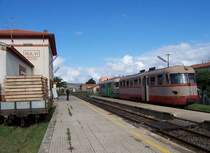 Triebzug BR ADm in alter Lackierung und RPm in neuer Lackierung der FdS am 20.10.2005 in Nulvi. In der Sommersaison fahren hier Touristen- und Sonderz�ge weiter durch eine sch�ne Gebirgslandschaft bis Palau, am n�rdlichsten Punkt der Insel.