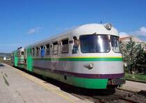 Steuerwagen RPm und Motorwagen ADm der FdS am 20.10.2005 in Nulvi. Der Steuerwagen hat nur einen F�hrerstand, Lampen nur einseitig, keine Auspufft�pfe auf dem Dach und Gep�ckraum mit Rollot�r. Neu lackierte Triebz�ge haben nur noch eine 13stellige Computer-Nummer, die Typ-Buchstaben fehlen da.