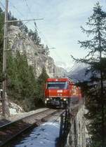 RhB SCHNELLZUG 531 von Chur nach St.Moritz am 03.03.1998 auf Lehnenviadukt zwischen Muot und Preda mit E-Lok Ge 4/4III 648. Hinweis: Lok alter Werbung VEREINA
