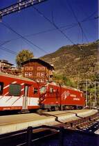 Zug der Matterhorn Gotthard Bahn (Meterspur-Adh�sions-Zahnradbahn) Station Stalden 799m, im Oktober 2005.


