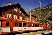 Zug der Matterhorn Gotthard Bahn (Meterspur-Adh�sions-Zahnradbahn) Station Stalden 799m, im Oktober 2005.

