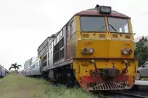 ALS 4135 (Co'Co', de, Alsthom, Bj.1974/75) vor dem RAP 174 nach Bangkok am 26.Oktober 2010 im Bf. Nakhon Si Thammarat.