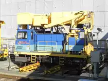 Wartungslok f�r den Tokaido- und Sanyo-Shinkansen im Bahnhof  Shin-Osaka . Wie man sehen kann, k�nnen diese Loks auf die Gleise geschoben werden. Eine effiziente Variante eines Abstellgleises, denn so k�nnen diese Lokomotiven direkt hinter dem Ende des Bahnsteiges  geparkt  werden und man ben�tigt keine Weiche.