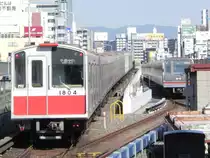 Midōsuji Line Series 10 Zug nach der Ausfahrt aus der Haltestelle Shin-Osaka in Richtung Senri-Chūō. Diese Z�ge, die seit 1976 in Dienst sind, werden nach und nach von den neueren Series 21 Z�gen ersetzt, sind aber noch h�ufig anzutreffen.
