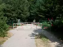 Auch das ist ein Bahn�bergang.�berweg f�r Radfahrer und Fussg�nger zum Strand zwischen Prora und Binz.
