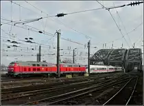 Zwei Loks der BR 218 schleppen am 20.11.2010 einen ICE 3 �ber die Hohenzollernbr�cke in K�ln. (Hans)