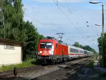 DB 182 007 mit dem versp�teten EC 174 Budapest-Kelety - Hamburg-Altona auf der Umleitungsstrecke nach Berlin bei Durchfahrt in Weissig bei Grossenhain; 19.06.2010
