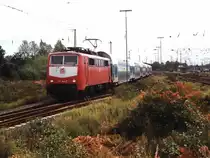 111 144-2 mit RE 10025 Aachen-Bielefeld auf Duisburg Hauptbahnhof am 14-08-1999. Bild und scan: Date Jan de Vries.