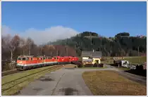 Leider zog dann bis zum 955 Meter hohen Obdacher Sattel dichtester Nebel auf, so dass keine Aufnahme auf der bis 27 ‰  aufweisende Steigung m�glich war. Herrliches Licht dann nach dem Scheitelpunkt bei der Durchfahrt des 55555 mit 2143 062 an der Spitze durch die ehemalige Station Taxwirt. In so einer Form wollte ich schon lange dort ein Bild machen, was meist an der Anzahl der anderen Fotografen, die immer viel weiter vorne stehen, noch nie m�glich war. (23-11-2010)