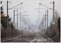 Zwecks Personaleinschulung auf der Reihe 2143 wurden am 23.11.2010 55555 von Zeltweg nach Frantschach-St. Gertraud 2143.062 und 067 vorgespannt. Die erste Aufnahme zeigt den Lokzug 84877 von Knittelfeld nach Zeltweg in Lind bei Zeltweg. Die beiden Kr�hen, die links und rechts auf den Auslegern sitzen, wurden nicht in das Bild kopiert ;-)
