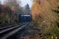 Sonntag den 23.11.2010, einen Blick auf die G�terumgehunsbahn von M�nchengladbach. Der Blick geht von der Kabelstrasse aus in Richtung Nordwest, dadurch sind im Hintergrund die Br�cken �ber die Bahnstrasse und die Aachener Stra�e zu erkennen. Das Schotterbett ist in diesen Tagen gereinigt und einige Schwellen erneuert worden, die im Mai durch eine Entgleisung besch�digt wurden. Einer baldigen Wiederinbertriebnahme steht nicht mehr viel im Weg.
