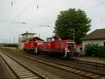 363 194-2 und 294 872-7 pausieren am 17. Juli 2010 im Hanauer Hbf.