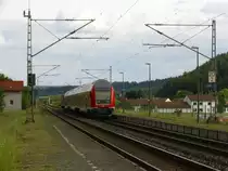 Eine Regionalbahn nach Lichtenfels verl�sst an 19. Juni 2010 den Bahnhof Gundelsdorf in Richtung Kronach.