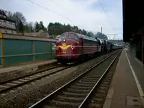 My 1138 der DSB zieht am 5. M�rz 2010 die 010509-8 und die 50 3610-8 sowie mehrere Personenwagen der DR �ber Gleis 4 in den Kronacher Bahnhof. Ziel der Fuhre war Trier.