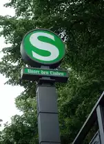 Drei Monate sp�ter war der urspr�ngliche Stationsname schon Geschichte: ab August 2009 hei�t die einstige Station  Unter den Linden  nun  Brandenburger Tor . 15.5.2009