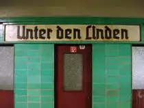 Auch am Bahnsteig noch der traditionelle Schriftzug. Inzwischen klebt dar�ber das Schild  Brandenburger Tor , im zeitgen�ssischen Blau/wei� der Deutschen Bahn. 15.5.2009