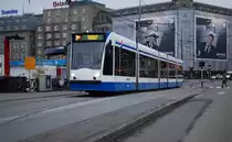 Combino 2015 f�hrt am 19.11.2010 mit Linie 2 auf die Br�cke richtung Amsterdam Centraal Station ...