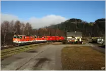 Eine Vierfachtraktion Dieselloks, bestehend aus 2143 062,067 und 2016 054,059 fahren mit G�terzug 55555 von Zeltweg nach Frantschach.Grund dieser Bespannung, waren einmal mehr Schulungsfahrten mit Vielfachsteuerung. 
Taxwirt 23.11.2010