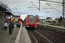 425 275-5, in Sarstedt, am 14.11.10. Im Hindergrund spricht Niklas mit den Triebzugführer.