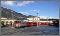 R1437 mit Ge 4/4 II 616  Filisur  verl�sst den Churer Bahnhof Richtung Arosa. (21.11.2010)
