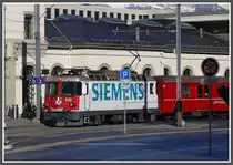 R1437 mit Ge 4/4 II 616  Filisur  verl�sst den Churer Bahnhof Richtung Arosa. (21.11.2010)