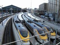 3 Eurostar in Paris Gare de Nord aufgenommen von einer Br�cke.
Links und rechts sind die wei�en Sicherheitsz�une gut zu erkennen. Pars 17.09.05