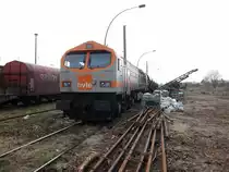 Ein M�ll lag am 29.M�rz 2010 auf der Ladestra�e von Bergen/R�gen,trotzdem wurden die Kieswagen,die der hvle-Tiger V330.3 brachte,entladen.