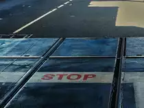 STOP, hier geht es zur Zeit f�r Schienenfahrzeuge nicht weiter. Das Bild enstand auf der Eisenbahn und Auto F�hre  Deutschland , die zwischen R�dby (D�nemark) und Puttgarden auf Fehmarn pendelt am Anleger in R�dby. Wenn das Schiff Z�ge transportiert die auf der Vogelfluglinie von Hamburg nach Kopenhagen fahren, IC3(Gumminase) bzw. BR605(ICE-TD), legt es nat�rlich an einen F�hranleger mit Gleisanschluss an. 28.05.2010