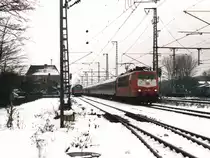 103 122-8 mit IR 2341  Wesertal  Schiphol-Berlin Ostbahnhof auf Bahnhof Bad Bentheim am 30-12-2000. Bild und scan: Date Jan de Vries.