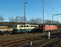 Nach einer anstrengenden Woche kann man auch sein Wochenende genie�en. Dies gilt auch f�r alte Damen. So steht 140 423-5 zusammen mit einer verkehrsroten Schwester und 152 057-6 am 14.11.2010 in Bebra abgestellt.