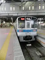 Odakyū Series 1000 EMU im Bahnhof von Odawara vor der Abfahrt als Express in Richtung Tokyo Shinjuku.