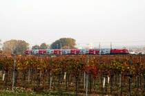 1.11.2005: 1X16 schiebt einen Regionalzug Richtung Wien (zwischen Pfaffst�tten und Gum�oldskirchen an der S�dbahn)