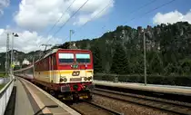 371 005 ( Pepin ) mit EC173  Vindobona  in Kurort Rathen, 4.8.010. Im Hintergrund die Bastei im Elbsandsteingebirge in der S�chsischen Schweiz.
