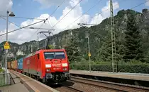 189 010 mit Containerzug in Kurort Rathen, 4.8.010. Im Hintergrund die Bastei im Elbsandsteingebirge in der S�chsischen Schweiz.