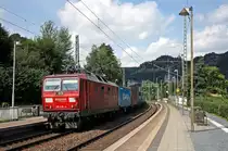 180 018 mit Containerzug in Kurort Rathen, 4.8.010. Im Hintergrund die Bastei im Elbsandsteingebirge in der S�chsischen Schweiz.