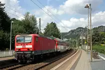 143 909 mit S7037 (S1) in Kurort Rathen, 4.8.010. Im Hintergrund die Bastei im Elbsandsteingebirge in der S�chsischen Schweiz.