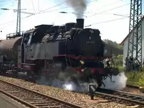 Ausfahrt des G�terzuges mit Personenbef�rderung in N�rdlingen mit 64 491.